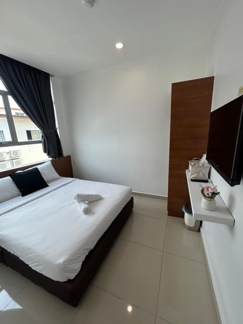 Bed, TV and multimedia, Bedroom, hair dresser, towels