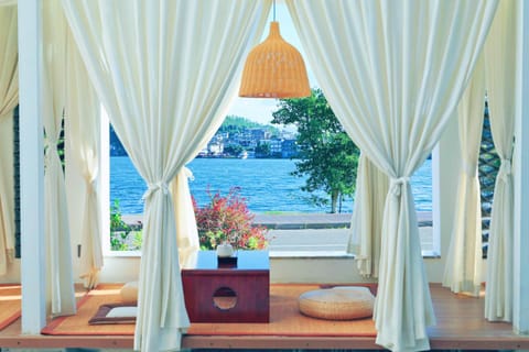 Lounge or bar, Lake view
