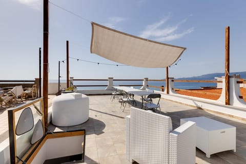 Property building, Balcony/Terrace, Living room