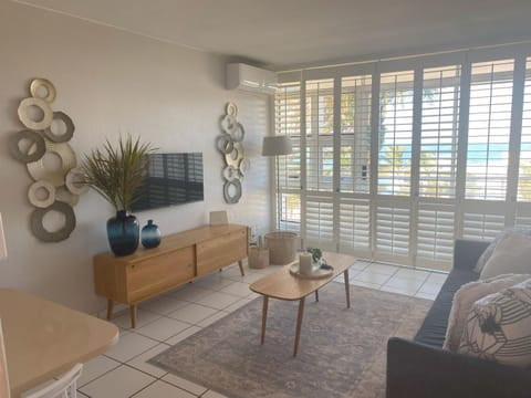 TV and multimedia, Living room, Seating area, Evening entertainment, air conditioner