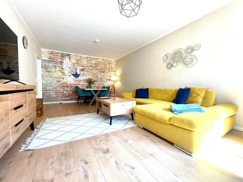 Restaurant/places to eat, Living room