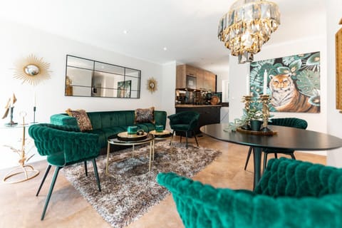Kitchen or kitchenette, Living room, Seating area, Dining area