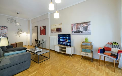 Communal lounge/ TV room, TV and multimedia, Living room, Seating area, Evening entertainment