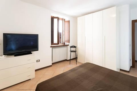 Bed, TV and multimedia, Photo of the whole room, Bedroom, wardrobe