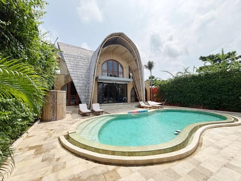 Property building, Day, Pool view, Swimming pool
