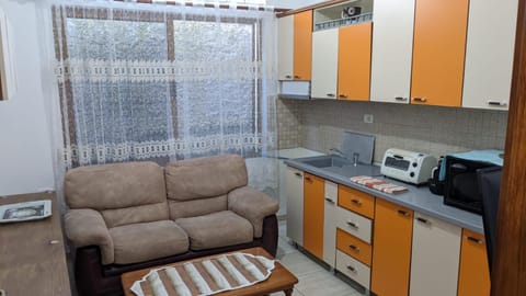 Property building, TV and multimedia, Kitchen or kitchenette, Living room, Seating area, minibar, oven, pet friendly, stove, toaster
