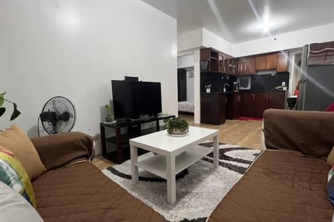 Communal lounge/ TV room, TV and multimedia, Kitchen or kitchenette, Living room, Seating area, Evening entertainment, fireplace, air conditioner