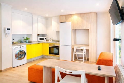 Communal lounge/ TV room, TV and multimedia, Kitchen or kitchenette, Living room, Dining area, oven