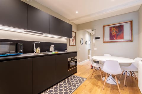 Kitchen or kitchenette, Dining area