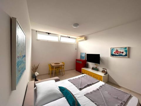 TV and multimedia, Photo of the whole room, air conditioner
