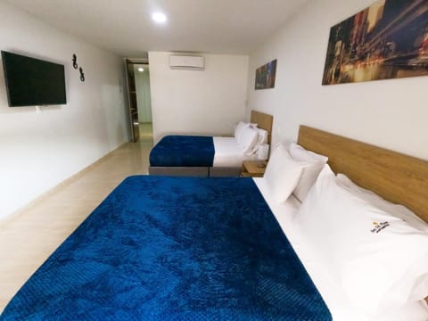 Bed, TV and multimedia, Photo of the whole room, Bedroom, air conditioner