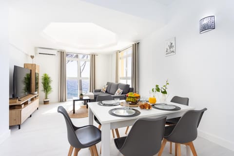 TV and multimedia, Living room, Seating area, Dining area