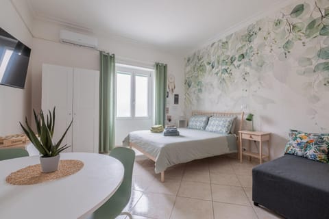 Bed, TV and multimedia, Photo of the whole room, towels, air conditioner