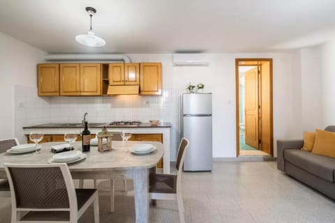 Kitchen or kitchenette, Living room, Seating area, Dining area, minibar, oven, pet friendly, stove