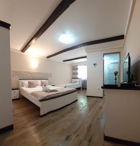 Bed, TV and multimedia, Photo of the whole room, Bedroom, towels