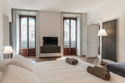 Bed, TV and multimedia, Photo of the whole room, Bedroom