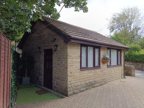 Lister Park Bradford Stylish 1bed Coach House - Quiet & Tranquil Cottage & Parking House in Bradford