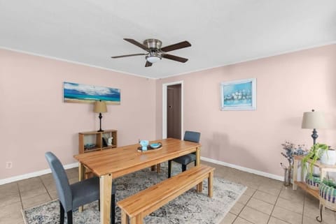 10 Mins to Legion Field Stadium- Blushing Bungalow House in Birmingham