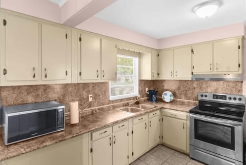 10 Mins to Legion Field Stadium- Blushing Bungalow House in Birmingham