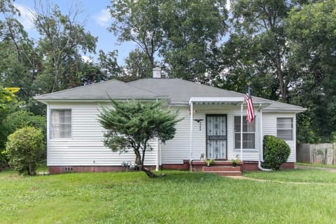 10 Mins to Legion Field Stadium- Blushing Bungalow House in Birmingham