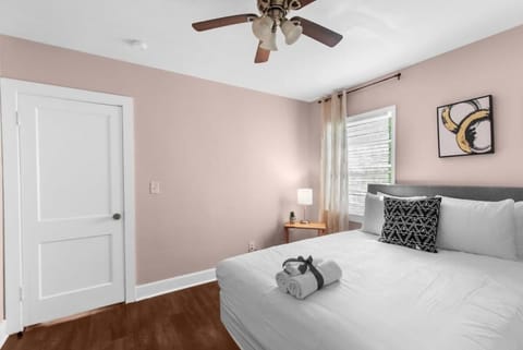 10 Mins to Legion Field Stadium- Blushing Bungalow House in Birmingham