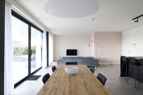 TV and multimedia, Living room, Seating area, Dining area