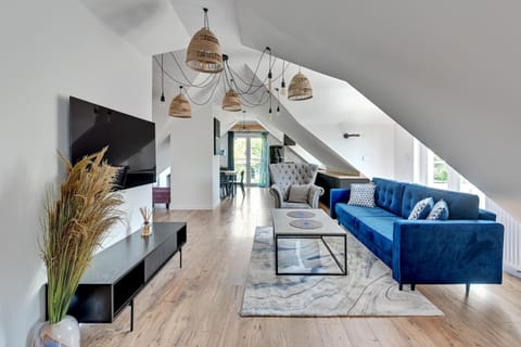 Communal lounge/ TV room, TV and multimedia, Living room, Seating area, Evening entertainment