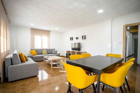Communal lounge/ TV room, TV and multimedia, Dining area