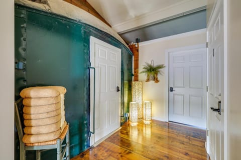 Charming Converted Railcar Studio in Joplin! Apartment in Ozark Mountains