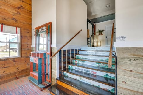Charming Converted Railcar Studio in Joplin! Apartment in Ozark Mountains