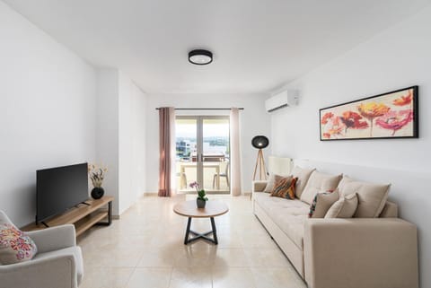 Communal lounge/ TV room, TV and multimedia, Living room, Seating area
