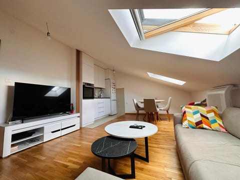 Communal lounge/ TV room, TV and multimedia, Kitchen or kitchenette, Living room, Seating area, Dining area