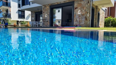 Property building, Day, Pool view, Swimming pool, Swimming pool, sunbed
