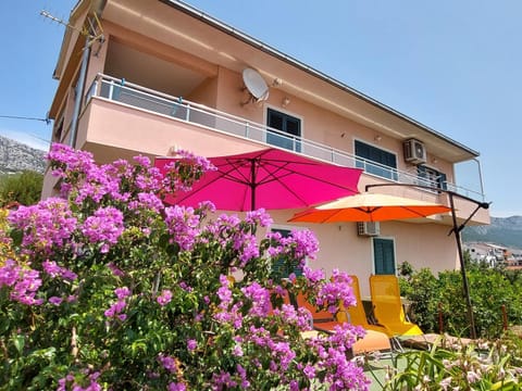 Property building, Day, Balcony/Terrace, sunbed