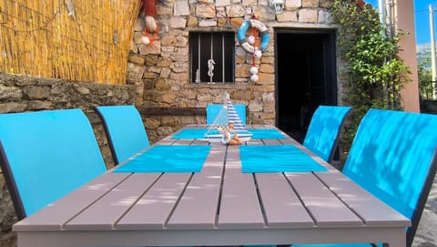 Patio, Day, Seating area