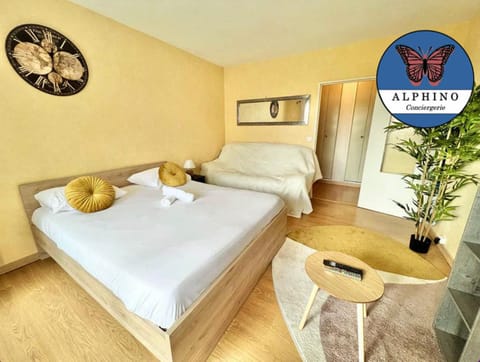 Bed, Seating area, towels