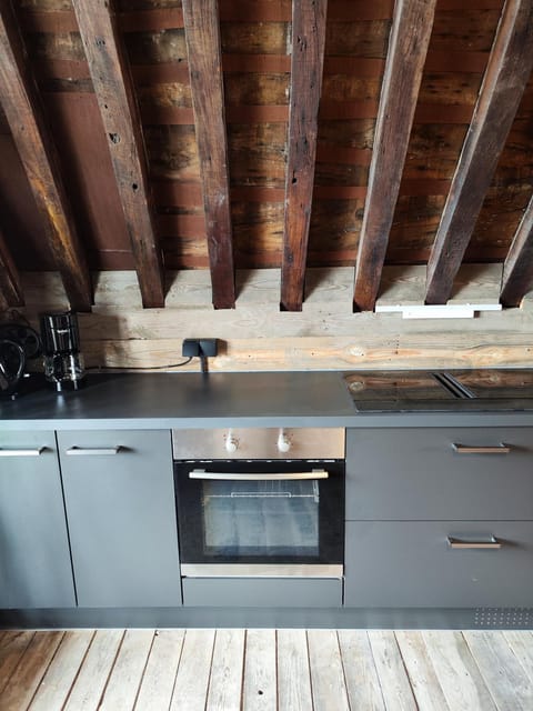 Kitchen or kitchenette, pet friendly, stove