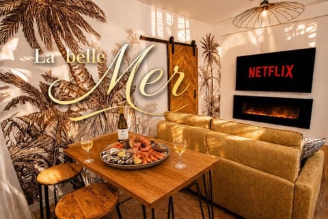 TV and multimedia, Living room, Seating area, Dining area, fireplace