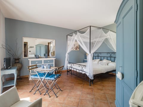 Bed, Bedroom, Garden view