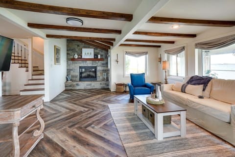 Waterfront Lake Poinsett Retreat with Fire Pit! House in South Dakota