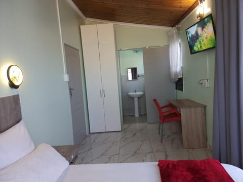 Ojong's Guesthouse Kraaifontein - Eikendel Bed and Breakfast in Cape Town