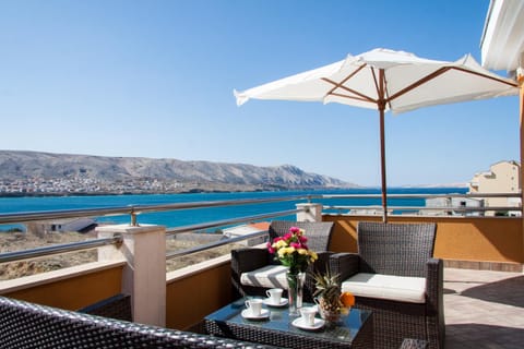 Balcony/Terrace, Living room, Seating area, Sea view, Area and facilities