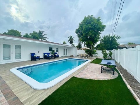 Mango’s House Close to Beach…Pool, Table Pool House in Pompano Beach