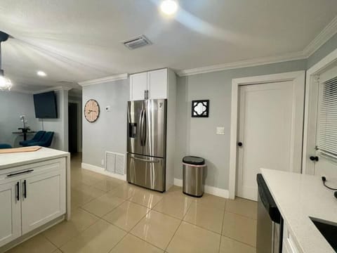 Mango’s House Close to Beach…Pool, Table Pool House in Pompano Beach