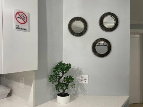 Mango’s House Close to Beach…Pool, Table Pool House in Pompano Beach