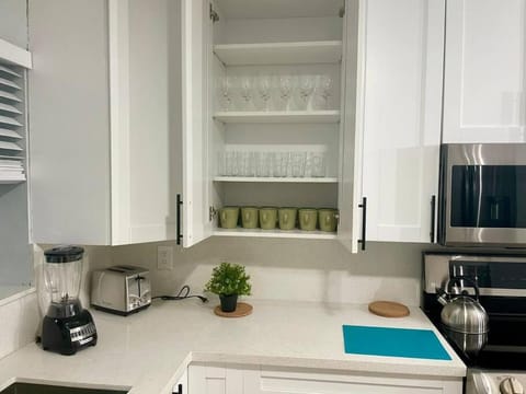 Mango’s House Close to Beach…Pool, Table Pool House in Pompano Beach