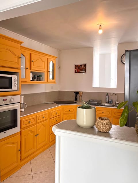 Kitchen or kitchenette, Communal kitchen