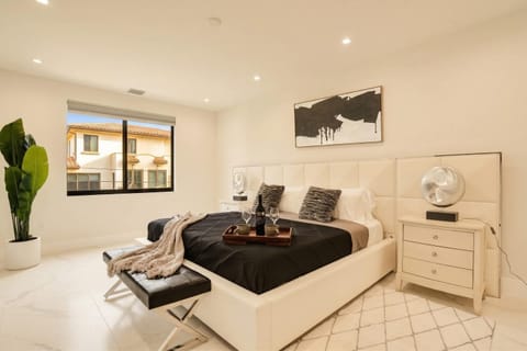 Luxury Paradise walk to Las Olas -5 mins to Beach House in Fort Lauderdale