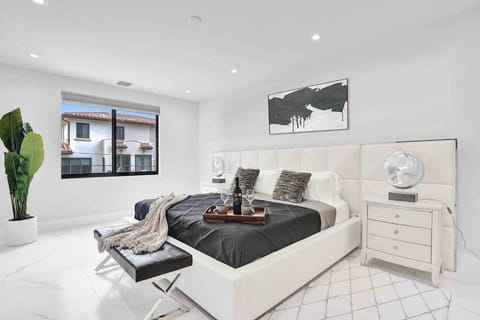 Luxury Paradise walk to Las Olas -5 mins to Beach House in Fort Lauderdale