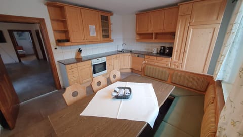 Coffee/tea facilities, Kitchen or kitchenette, Dining area, dishwasher, pet friendly, stove